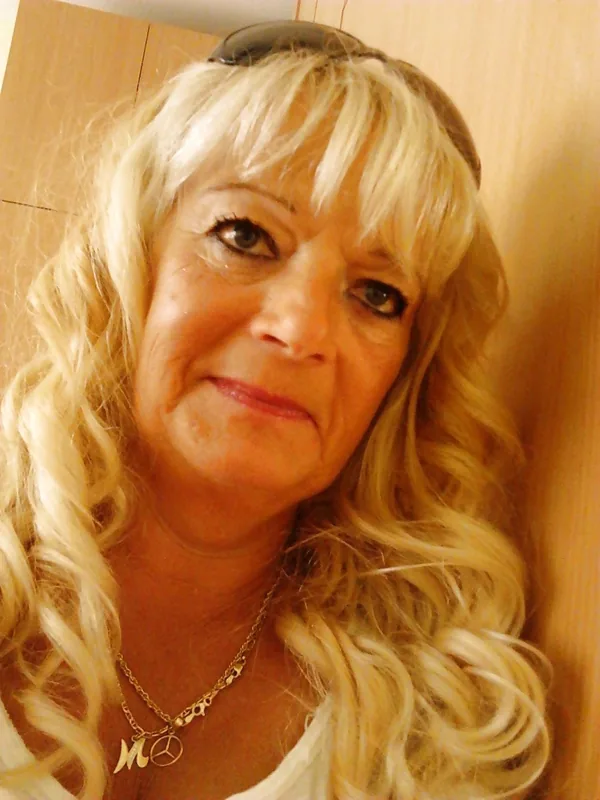 Portrait de Ana, 55 ans, cheveux platine