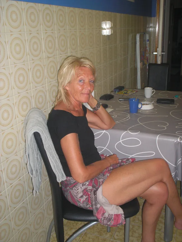 Portrait de Denise, 58 ans, cheveux platine