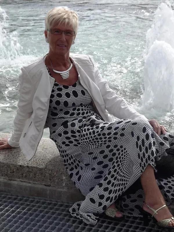 Portrait de Fatiha, 62 ans, cheveux blancs