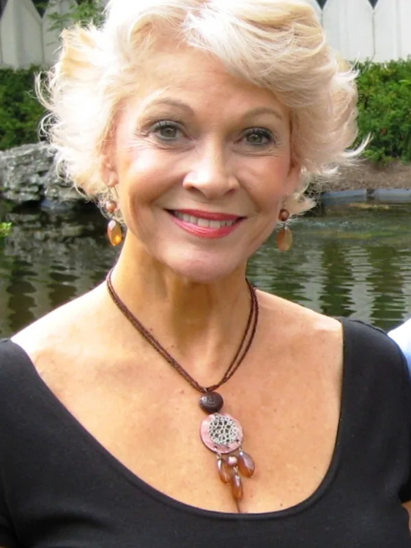 Portrait de Monique, 53 ans, cheveux platine