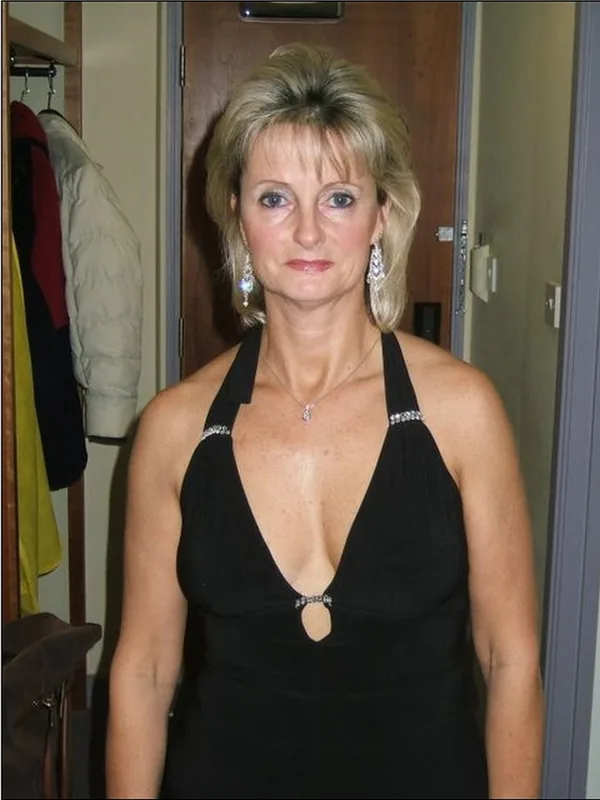 Portrait de Nathalie, 60 ans, cheveux platine